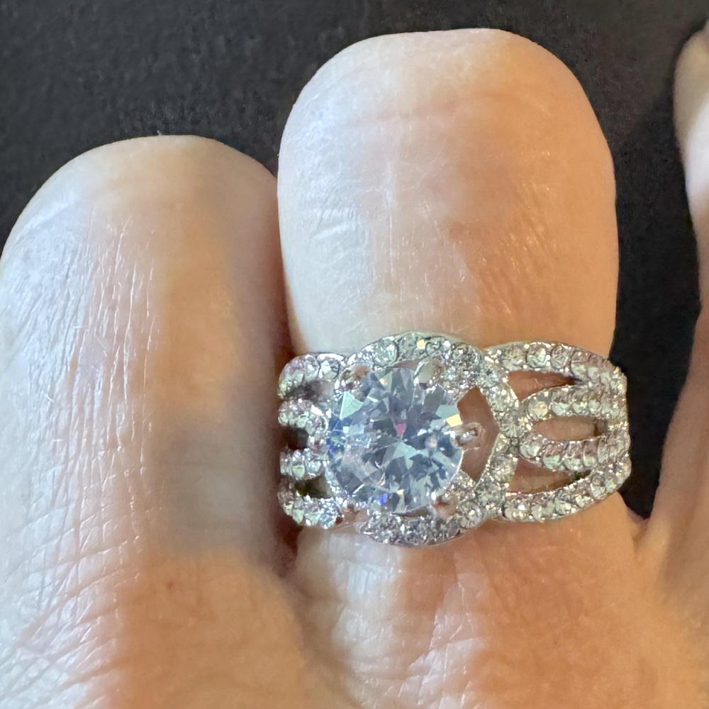 Beautiful 1.5 CT Diamond, Simulated, Engagement, Wedding Ring, Silver plated - Picture 8 of 8